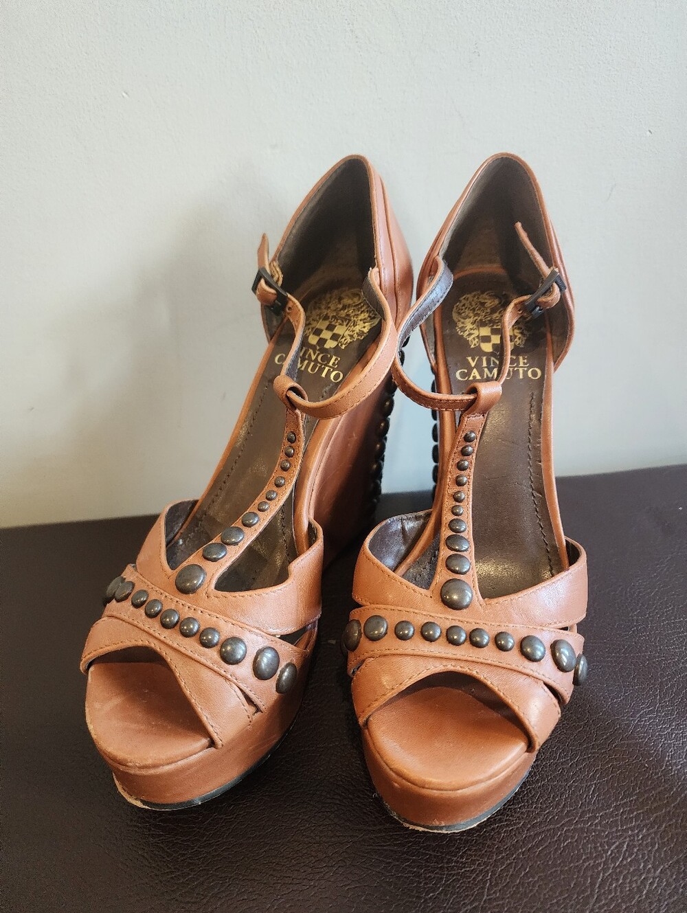 Vince Camuto Studded T-Strap Wedge Sandals Cognac Brown Leather Platform Sz 5.5